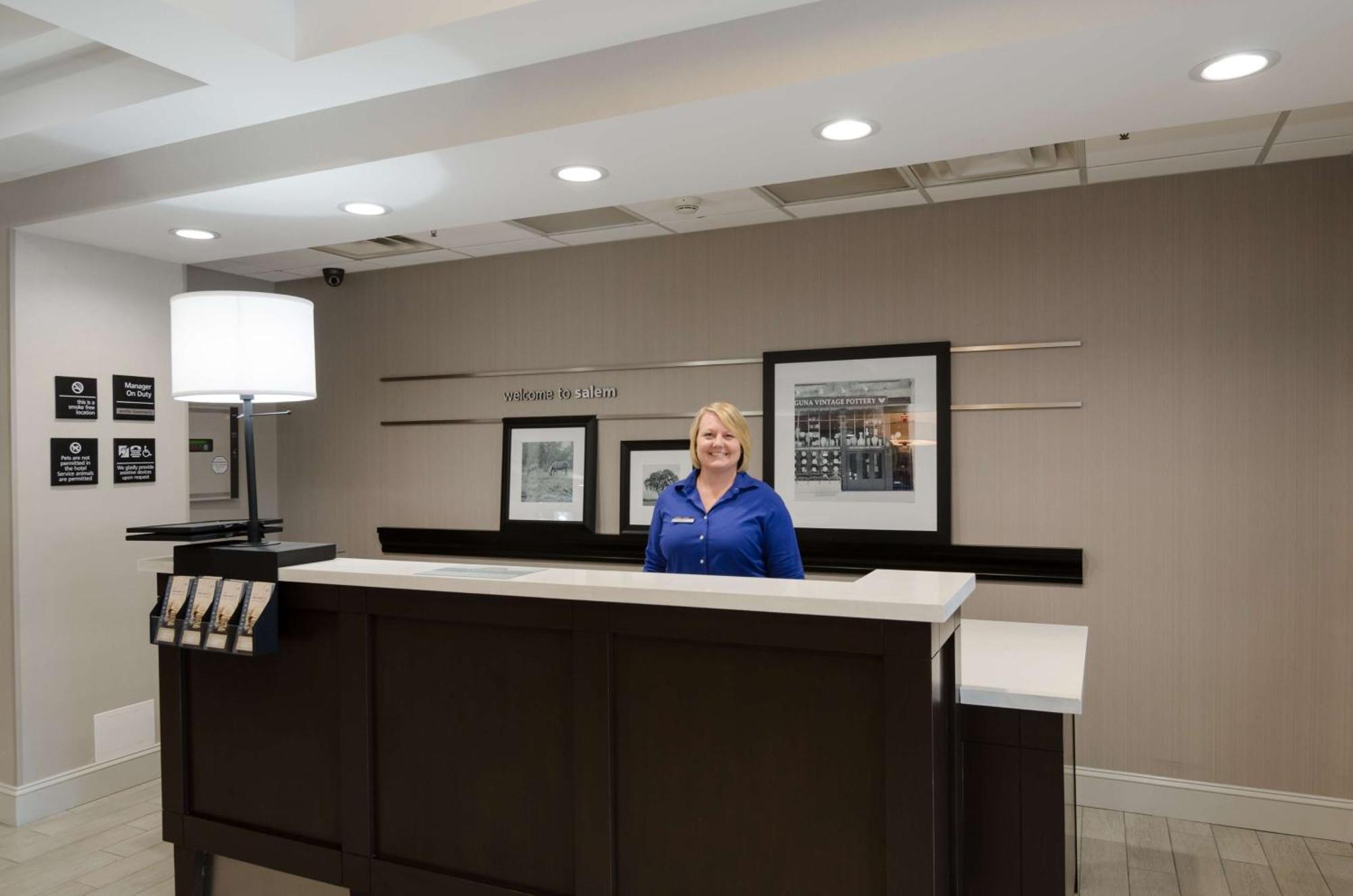 Hampton Inn Salem Exterior photo